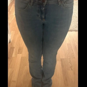Zara jeans - Blå lågmidjade Zara jeans. Säljer då dom inte används. 
