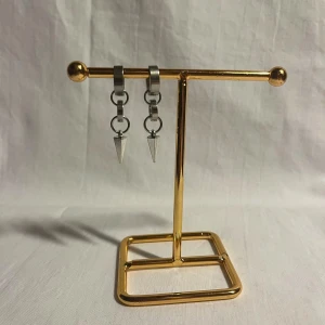 Örhängen  - Super snygga örhängen! Finns endast i silver men kan göra linkande i guld Köp för 99kr/st Eller 169kr/paret. Modell 111.  Smyckes ställningen finns även att köpa för 299kr!