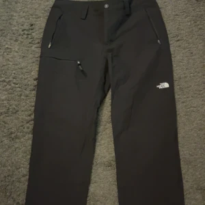  The North Face byxor - Säljer du ett par fina North Face byxor som är köpta i XXL men slutsålda nu. Byxorna är knappt använd och är sköna och bra kvalite.