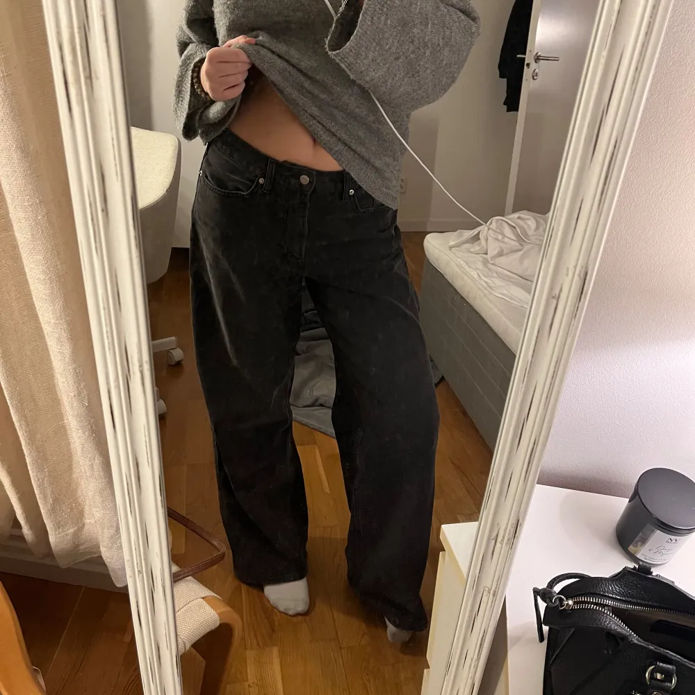 Säljer dessa svarta midwaist jeans då de inte kommer till användning. De är ganska baggy i modellen. Sparsamt använda och i bra skick! . Jeans & Byxor.