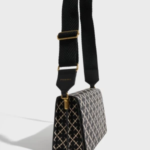 By Malene Birger - Helt ny oanvänd Väska från By Malene Birger Mått: H 24 x B 17 x D 8,5 cm Ord pris: 2999 