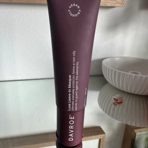 Davroe Luxe Leave-in Masque - Davroe Luxe Leave-in Masque är en vegansk hårmask som skyddar mot yttre påfrestningar. Den är naturlig och australiensisk, och ger ett icke-oljigt skydd för håret. Perfekt för att hålla håret mjukt och friskt. Används i både vått och torrt hår för bästa resultat.