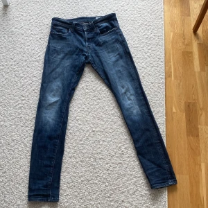 G star raw jeans - Säljer nu mina g star raw jeans. Model 3301 slim. Använt en del gånger men ser nästan nya ut. Storlek W31, L34.