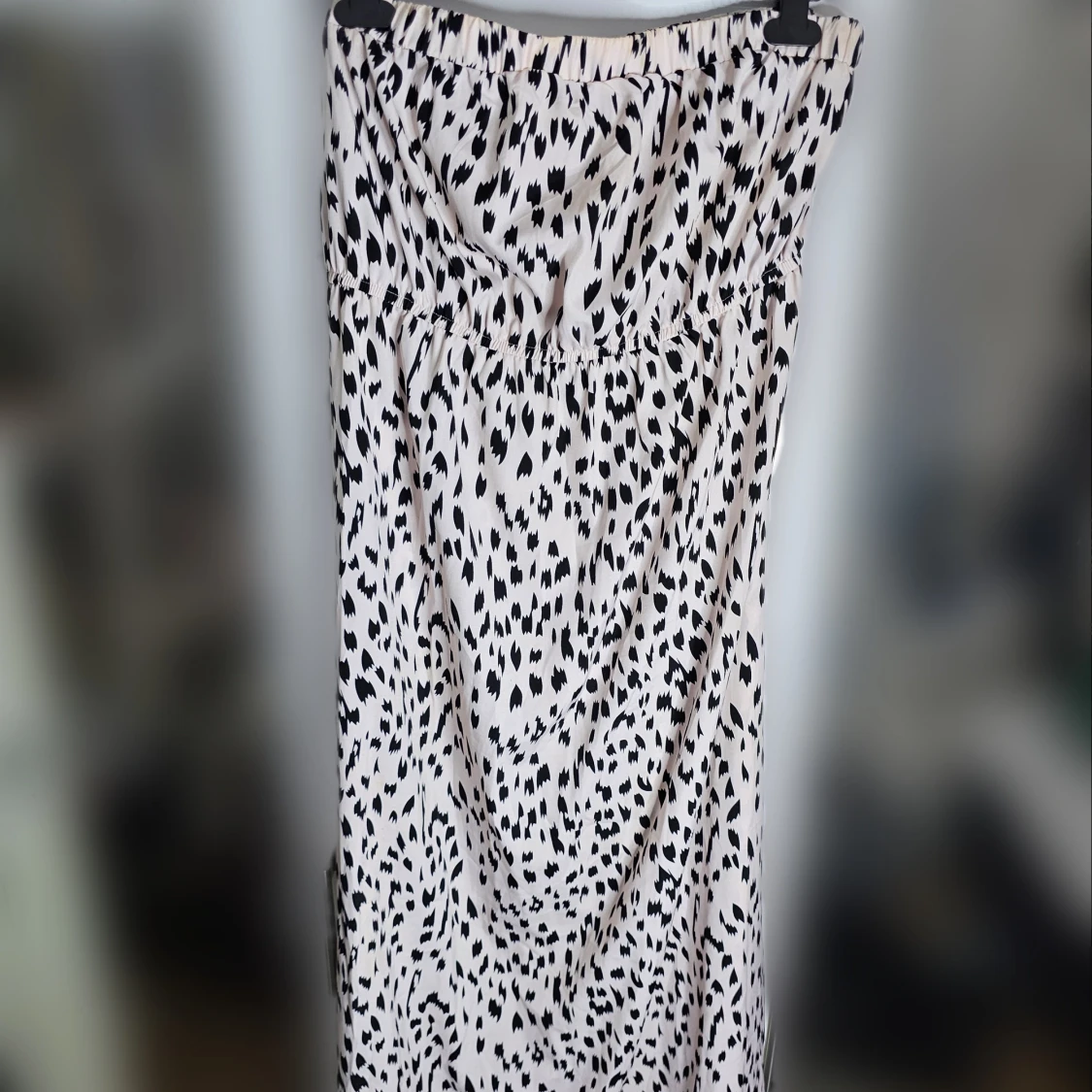 Svartrosa mönstrad långklänning