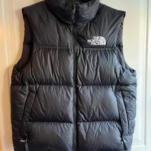 Säljer en svart  North Face väst i mkt fint skick, endast provad å så gott som ny. Logga både fram å bak, se bilder! Säljer pga felköp och den är inköpt på North Face Store på Kungsgatan/Sthlm. 