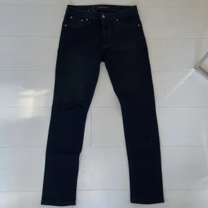 Nudie Jeans slim fit - Ett par Nudie Jeans i modellen Lean Dean i storleken 31W 32L i suveränt skick