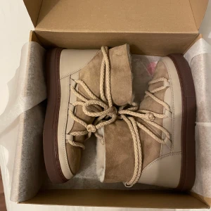 Beigea inuikiis  - Helt nya, oanvända inuikiis. Bara provade! Kommer i orginalkartong, levereras precis som om man köper från butik! Orginalpris 3000! ❤️❤️