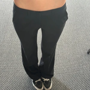 Kostym byxa  - Så fina svarta kostymbyxor med knappar bak!☺️