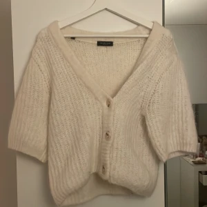 Stickad kortärmad kofta  - Säljer denna jättefina stickade kortärmade kofta jag köpte på Plick för inte så länge sen, jag säljer då den inte kommit till användning. Den är i stlk XL men passas mindre 