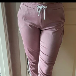 Rosa street byxor  - Snygga rosa street byxor med dragkedjor på sidorna. Nya och unika! 😊🩷