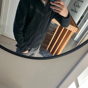 Nike tech fleece  - Hej säljer den här tröjan ljust för att den har blivit liten. Skick: 8/10 den har blivit lite nopprig men har inte märkt av något annat🙂