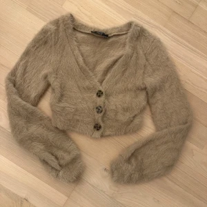 Stickad kofta från Bershka - Stickad kofta från Bershka i storlek xs. Koftan är i mycket bra skick då den aldrig använts. Passformen är hyfsat tajt.