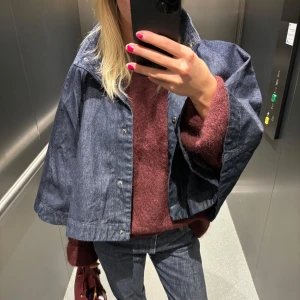 Poncho jeans - Helt ny med prislappar! Säljer en jeans poncho ifrån zara!