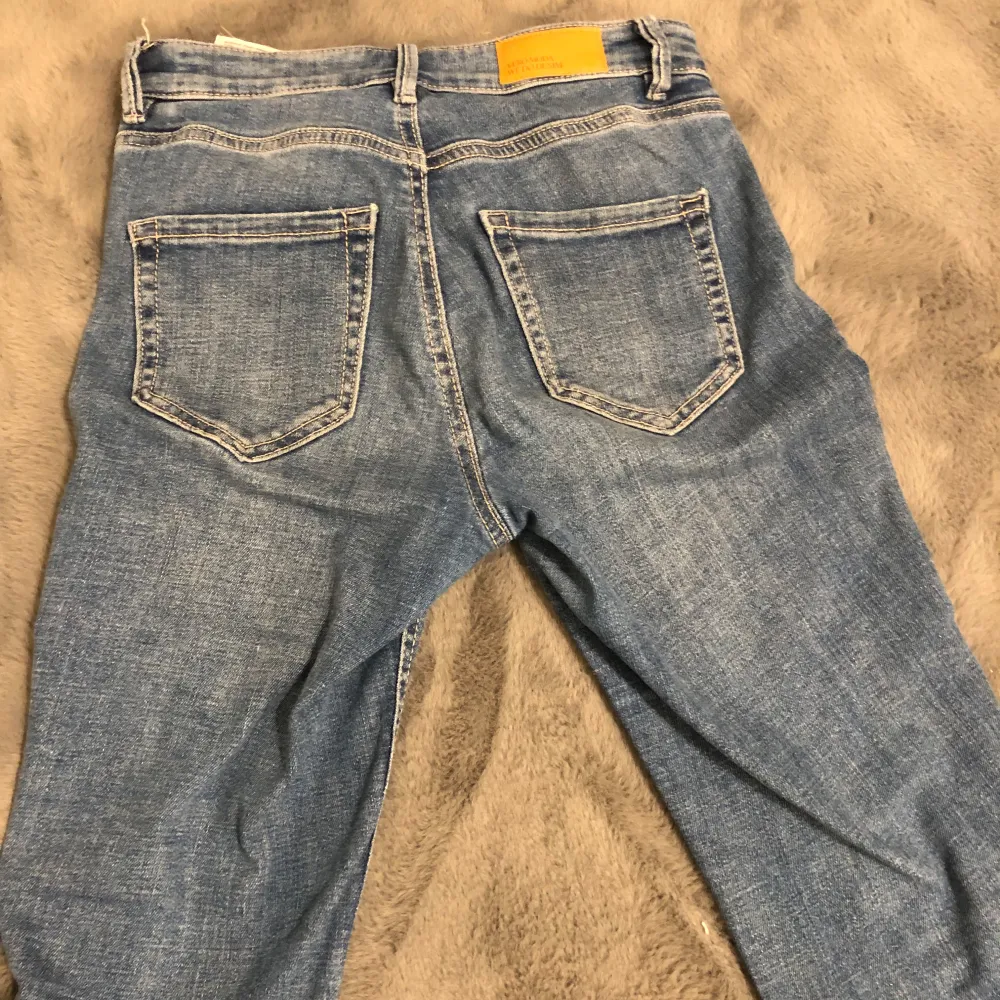 Säljer ett par snygga blå jeans från Vero Moda i storlek XS/30. De är i bra skick och knappt använda. Jeans & Byxor.