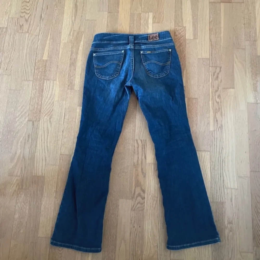 Lågmidjade jeans från lee💕 så sjukt snygga men har tyvärr blivit för små. Jeans & Byxor.