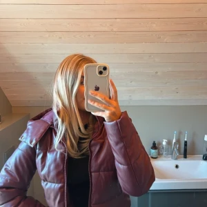 Jacka Nakd  - Vinröd skinn dun jacka från Nakd använd fåtal gånger