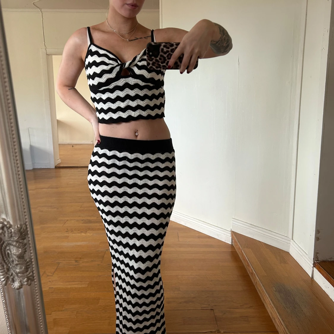 Svartvit zigzag-mönstrad croppad topp