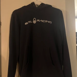Mörkblå Sail Racing hoodie - Säljer min mörblåa Sail Racing hoodie då den ej passar.