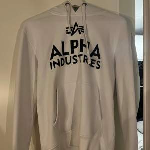 Säljer nu min alpha industrie hoodie som är använd fåtal gånger då den ej passar längre. Pris kan diskuteras 