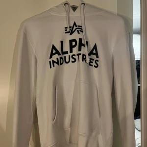 Alpha Industries hoodie - Säljer nu min alpha industrie hoodie som är använd fåtal gånger då den ej passar längre. Pris kan diskuteras 