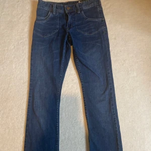 Lågmidjade bootcutjeans - Säljer dessa jättesnygga bootcutjeansen då de tyvärr inte passade mig🥰 Skriv ifall ni har några frågor💖