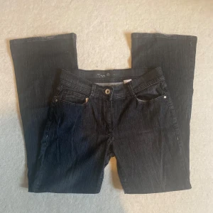 Lågmidjade svarta bootcutjeans - Säljer dessa jättesnygga lågmidjade bootcutjeansen då de tyvärr inte passade mig💖 Pyttelite slitna längst ner, syns på bilden men inget märkbart. Skriv ifall ni undrar nått🥰
