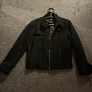 Lyle scott  - Lyle scott jacka helt oanvänd knappt använd!