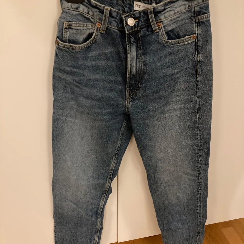 Ett par blå momjeans i storlek 38.. Jeans & Byxor.