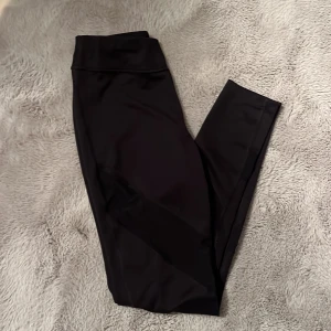 Träningsbyxor  - Ett par jättefina träningsbyxor jag köpt från Sellpy i nyskick. Svart med lite mech nere på benet storlek XS! Sitter inte jättebra på mig men annars superfina🙂