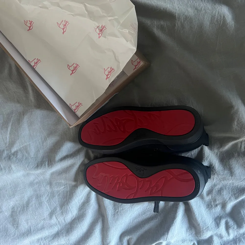 Tjena! Säljer nu mina Christian Louboutin då de inte var något för mig! Använda typ 2 gånger extremt försiktigt men tvättade så är exakt som nya. De är köpte på Plick. Inget kvitto men ser ut exakt som äkta! . Skor.