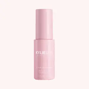 Säljer ett Vitamin C Serum från Kylie Skin. Den kommer i en söt rosa flaska på 10 ml. Perfekt för att ge huden en fräsch och strålande look. Används för att boosta hudens lyster och jämna ut hudtonen. Perfekt för daglig användning! Den är aldrig använd!