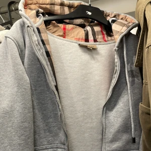 Ny bueberry kofta använd ett par gånge enats  - Jätte fin burberry kofta 