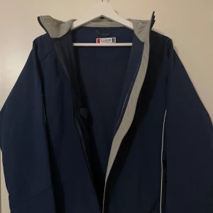 Jacka - Säljer en mörkblå jacka från Clique i storlek M. . Perfekt för höst och vår med sin stilrena design och bekväma passform. Den är i nyskick och oanvänd 