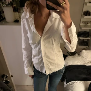 Skjorta!! - Säljer denna skjorta, storlek 42 men passar mig som bär s!! Väldigt snygg och figur sydd!! Toppen skick!👌🏼👌🏼