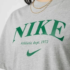 Nike klänning/ tröja - En oanvänd nike klänning/ oversized tröja köpt på nelly. 