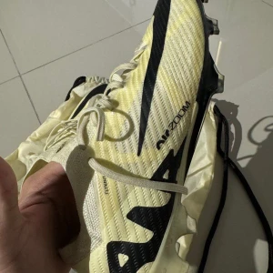 NIKE AIR ZOOM MERCURIAL VAPOR 15 ELITE FG MAD READY - LEMONADE/SVART - Tjena, säljer ni min fotbollsskor för att de börjar bli för små.  Stl 41, skick 9/10. Ett par väldigt sköna och populära skor. Det är bara att höra av er vid frågor eller funderingar. Mvh 