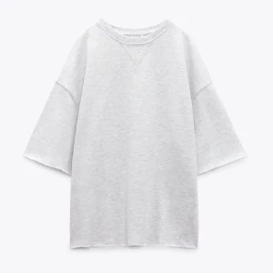 Grå oversized t-shirt - Säljer en superbekväm grå oversized t-shirt med trekvartsärm. Perfekt för en avslappnad stil och passar till alla tillfällen. Materialet är mjukt och skönt, vilket gör den idealisk för både vardag och chill. Lite sliten i armarna men annars i bra skick. Kom privat för egna bilder💕