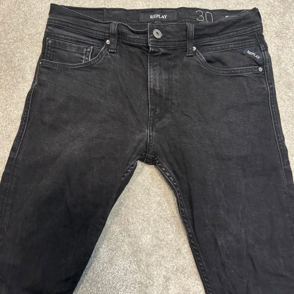 Säljer dessa mörkgrå Replay jeans (slimfit). Skicket är bra, använda men inga defekter. Size 30/32 lite små i storleken. Skriv vid funderingar!. Jeans & Byxor.