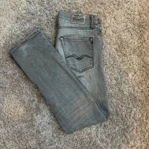 Grå Replay jeans - Säljer ett par grå Replay jeans i bra skick. De Det finns en liten slitagefläck. Dem är i storlek w28 l30 skriv i dm om fu har frågor, pris kan diskuteras vid snabb affär