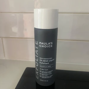 Paula's Choice 2% BHA Liquid Exfoliant - Paula's Choice 2% BHA Liquid Exfoliant 118 ml. Endast använd en gång men säljs då den tyvärr inte fungerar på min hudtyp. Nypris 440kr