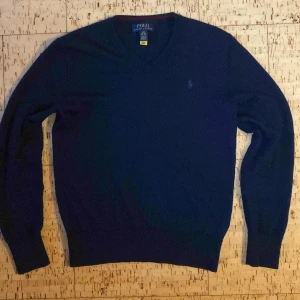 Ralph Lauren tröja med kashmir/merinoull - Säljer min högkvalitativa Ralph Lauren tröja med kashmir/merinoull! Den är extrem skön och varm så passar perfekt för vinter och hösten! Den passar runt 160 cm långt! Denna storlek och model finns inte längre vilket gör den speciell! 