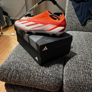 Adidas crazyfast elite stl42-43 - Tja säljer mina fotbollsskor i storlek 42,5 de är 8 av 10 skick nypris 2800kr kommer självklart låda med har ni några funderingar så är det bara att kontakta 