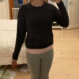 Mörkgrå stickad tröja - Jättemysig tröja som är perfekt till hösten och vintern. Supermjukt material och sparsamt använd🌺