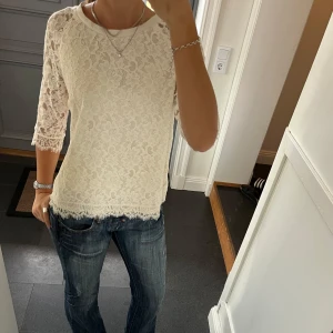 Vit trekvartsärmad spetstopp  - Vit spetströja från Lindex. Fint skick. Kan inte hitta storlek men skulle säga S/M. Använd gärna köp nu!
