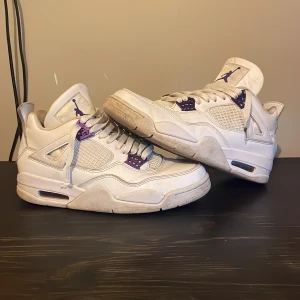 Jordan 4 metallic purple  - Tjena!  Säljer nu ett par Jordans 4 i använt skick 6/10 Säljes pga använde Inte mer och för små  Fina skor men som sagt i använt skick dem är ju inte äkta därav priset Vid funderingar tveka Inte att höra av dig 😊