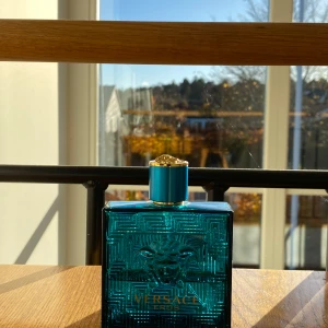 Versace Parfym - Säljer denna Versace Eros Edt till ett väldigt bra pris🤝Det är en 100ml flaska men är ungefär 40 ml kvar av parfymen. Hör av er vid frågor eller funderingar🫡💯