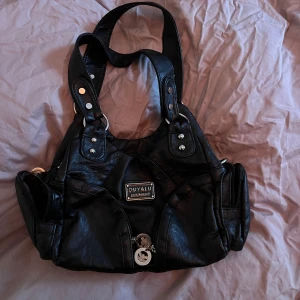 Svart väska - Trendig svart väska i mycket bra skick.