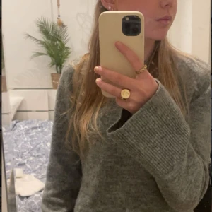  Stickad grå tröja  - Väldigt bra skick och kvalitet 💗  Har inte använt tröjan så mycket.  Passar till det mesta 