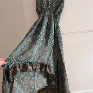 Mönstrad klänning - Snygg mönstrad utomlands klänning. Köpt på marknad i Spanien, aldrig använd.