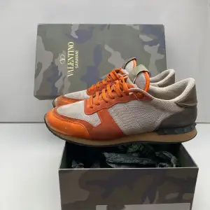 Säljer nu dessa Valentino rockrunners i storlek 42 Dom är dom perfekta vinterskorn Skick 7,5/10 Pris 1199 snabb affär = bättre pris 